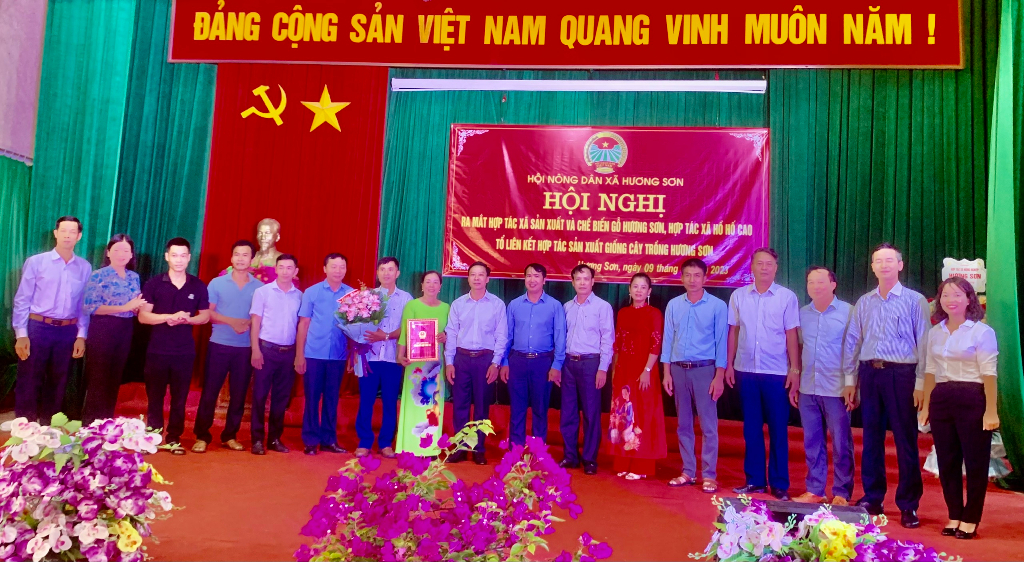 Hội nông dân xã Hương Sơn: Ra mắt Hợp tác xã và Tổ hợp tác xã nông nghiệp|https://xuonglam.langgiang.bacgiang.gov.vn/chi-tiet-tin-tuc/-/asset_publisher/M0UUAFstbTMq/content/hoi-nong-dan-xa-huong-son-ra-mat-hop-tac-xa-va-to-hop-tac-xa-nong-nghiep