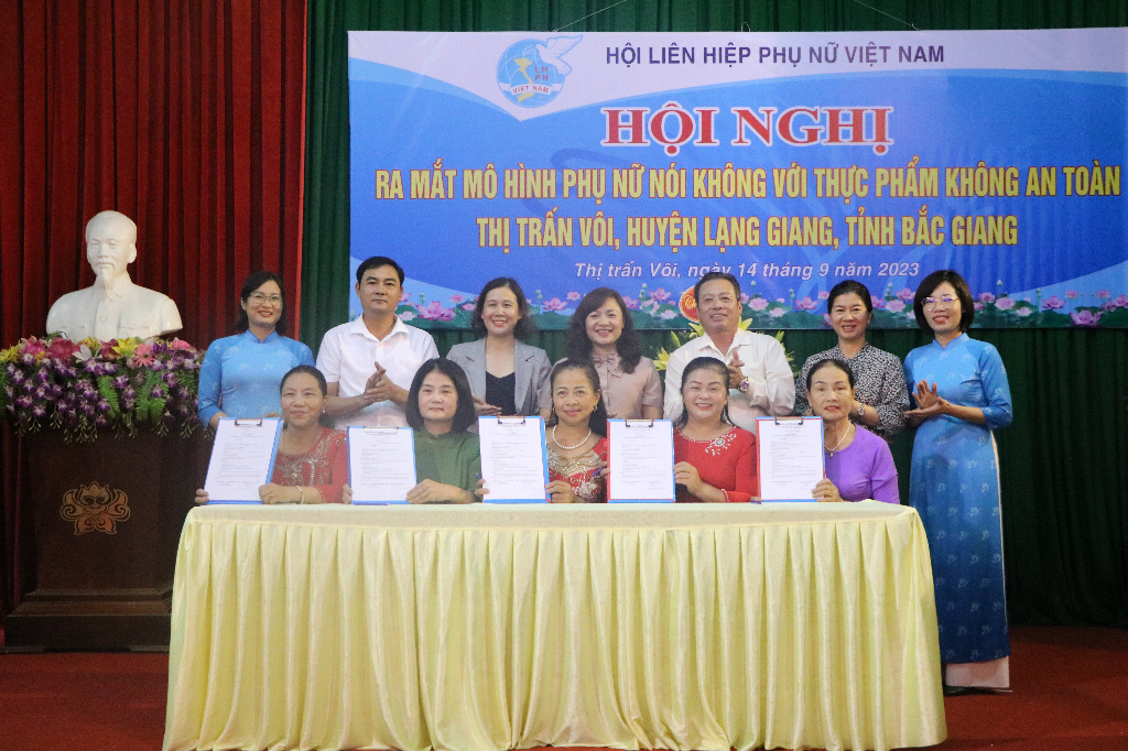 TW Hội LHPN Việt Nam ra mắt điểm mô hình "Phụ nữ nói không với thực phẩm không an toàn" tại thị...